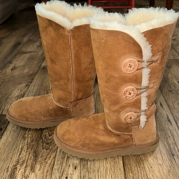 ⚡️HP⚡️UGG Chestnut Bailey Button Triplet Shearling Suede Boots - Picture 3 of 8